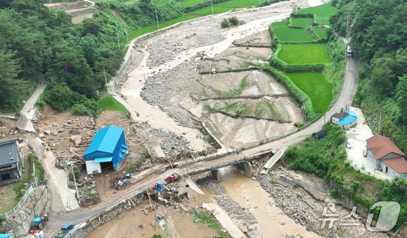 지난 7월 집중호우로 피해를 입은 합천 지역의 하천 시설물들&#40;합천군 제공. 재판매 및 DB금지&#41;.