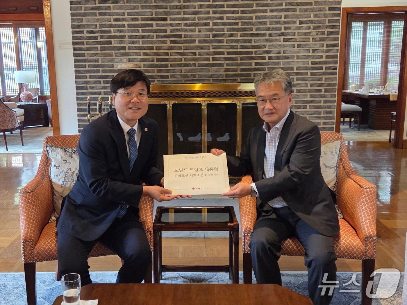 본문 이미지 - 27일 변광용 거제시장(왼쪽)이 조셉 윤 주한미국대사대리에게 트럼프 대통령 한화오션 초청 서한문을 전달하고 있다.(거제시 제공. 재판매 및 DB금지)