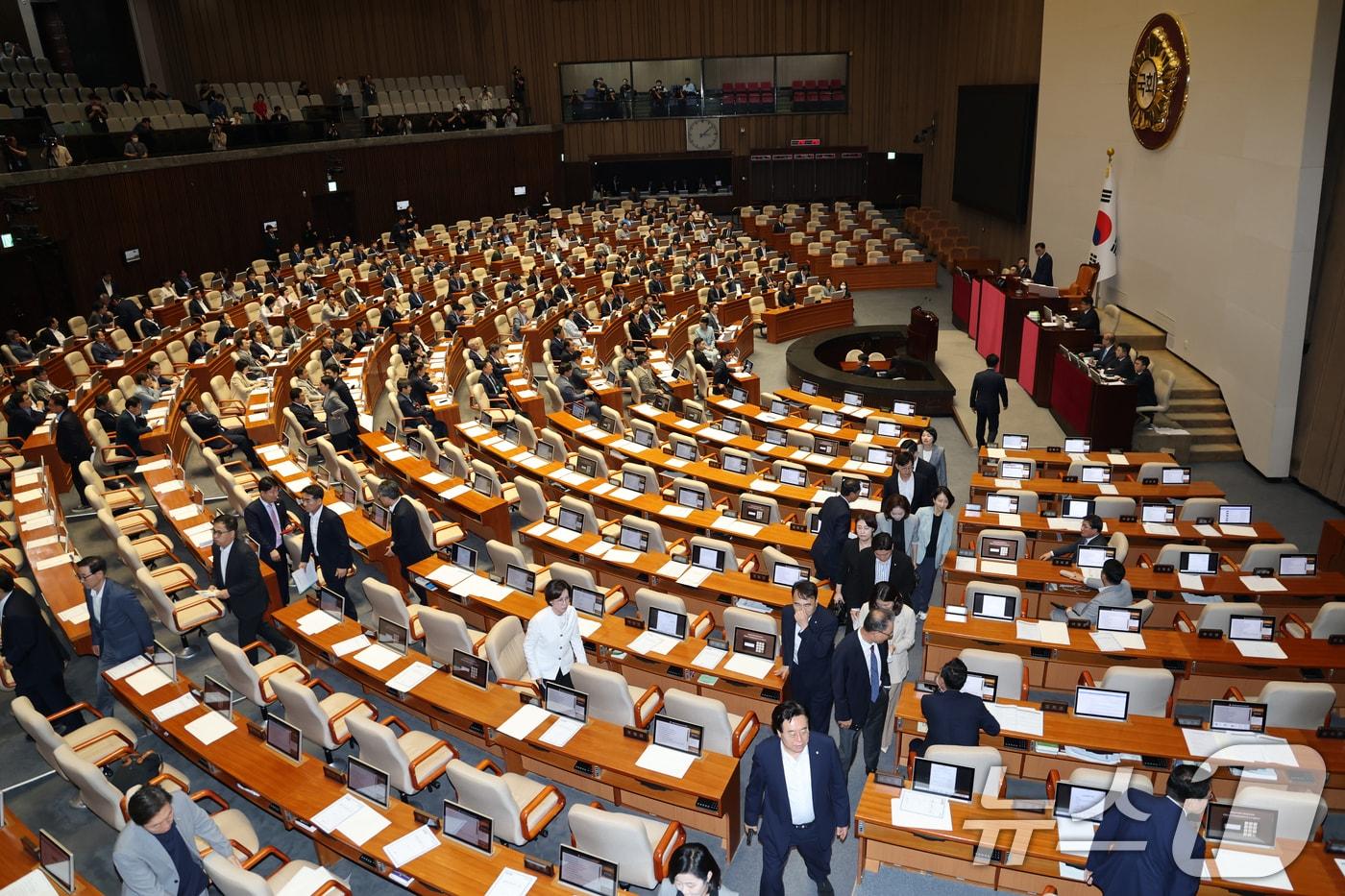 27일 오후 서울 여의도 국회에서 열린 제428회 국회(임시회) 3차 본회의에서 국가인권위원회 위원 선출안(이상현, 우인식)이 부결되자 국민의힘 의원들이 항의하며 회의장을 떠나고 있다. 2025.8.27/뉴스1 ⓒ News1 이승배 기자