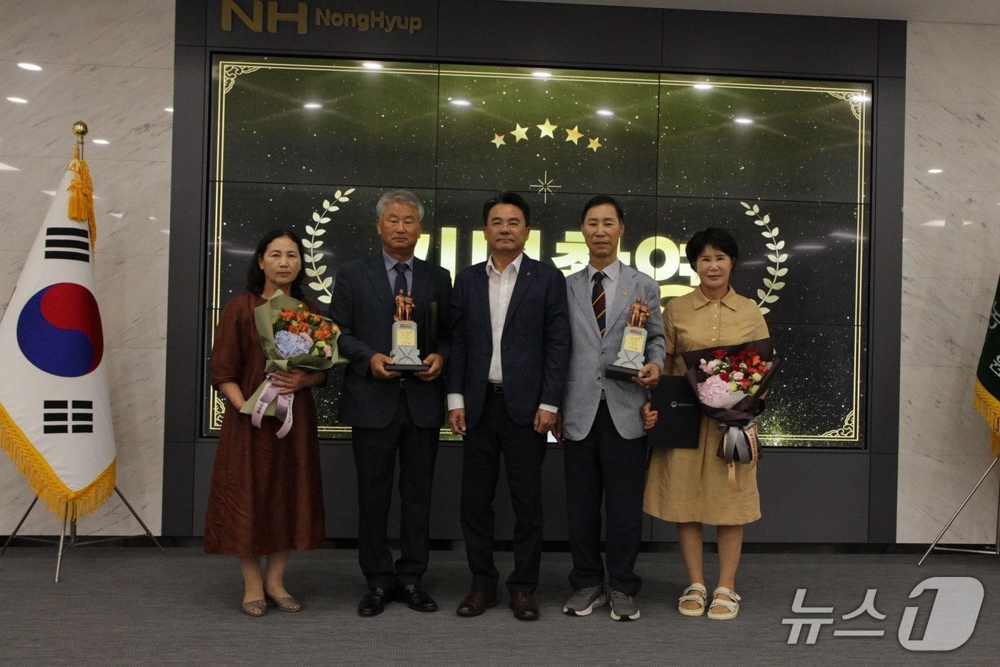 한반도농협 김남순·민영복 부부, 강릉농협 김응래·이순종 부부 ‘새농민상 본상’ 수상.&#40;농협 강원본부 제공. 재판매 및 DB금지&#41;/뉴스1