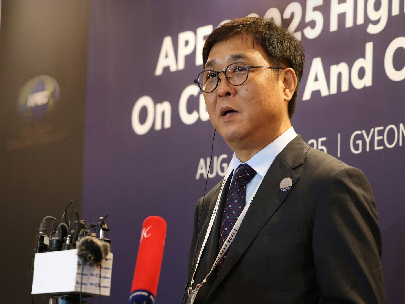 본문 이미지 - 최휘영 문화체육관광부 최휘영 장관이 주재한 '2025 에이펙 문화산업고위급대화' 본회의가 27일 경북 경주 힐튼호텔에서 성공리에 막을 내렸다.