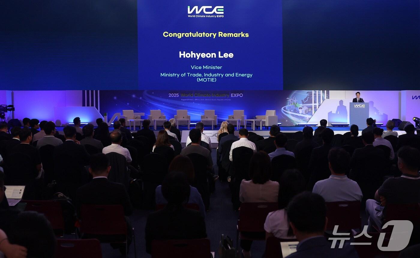 이호현 산업통상자원부 2차관은 27일 부산 해운대구 벡스코에서 파티 비롤&#40;Fatih Birol&#41; 국제에너지기구&#40;IEA&#41; 사무총장을 비롯한 에너지 관련 국내외 기관 및 기업 대표 등 관계자가 참석한 가운데 열린 「한-국제에너지기구&#40;IEA&#41; 포럼」에 참석하여, 축사를 하였다. &#40;사진제공=산업통상자원부&#41;