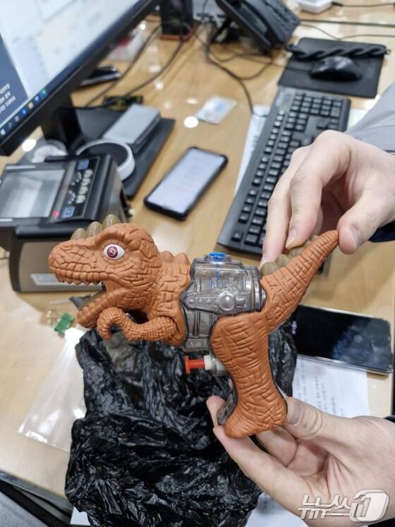 본문 이미지 - 은행 강도 행각을 벌일 때 사용된 공룡 모양 물총(기장경찰서 제공. 재판매 및 DB 금지)