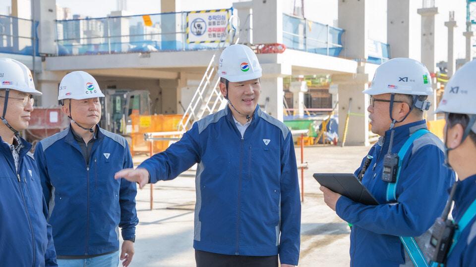 본문 이미지 -  허윤홍 GS건설 대표&#40;가운데&#41;가 직원들과 함께 현장을 둘러보고 있다. &#40;GS건설 제공&#41;/뉴스1 ⓒ News1 