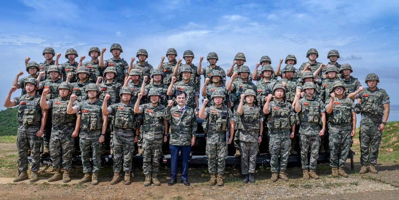 안규백 국방부 장관이 27일 서해 최전방 말도 초소에서 해병대원들과 기념촬영을 하고 있다.(국방부 제공)