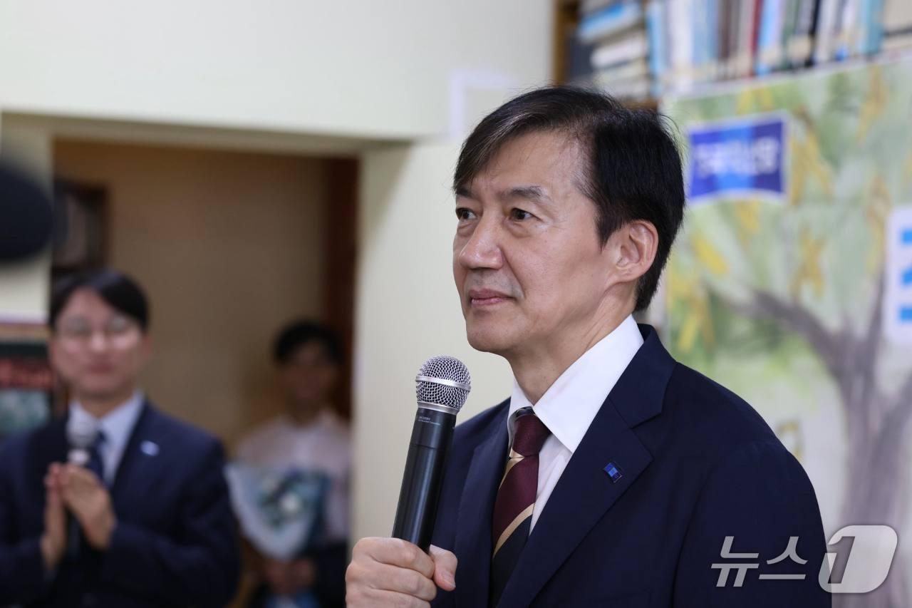 본문 이미지 - 27일 조국 조국혁신당 혁신정책연구원장이 전북 고창군 책마을해리를 방문해 지지자들에게 인사를 하고 있다.(조국혁신당제공. 재판매 및 DB금지)2025.8.27/뉴스1