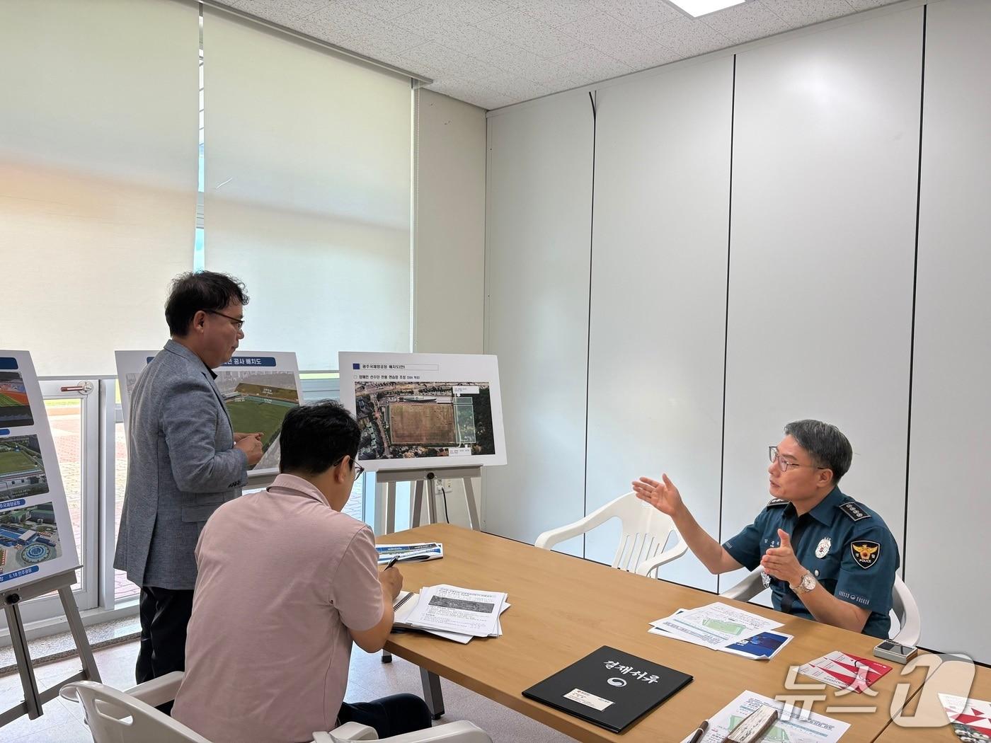 본문 이미지 - 광주 남부경찰서가 27일 2025 세계양궁선수권대회를 앞두고 경기장 현장점검을 실시했다.(광주 남부경찰 제공. 재판매 및 DB 금지)