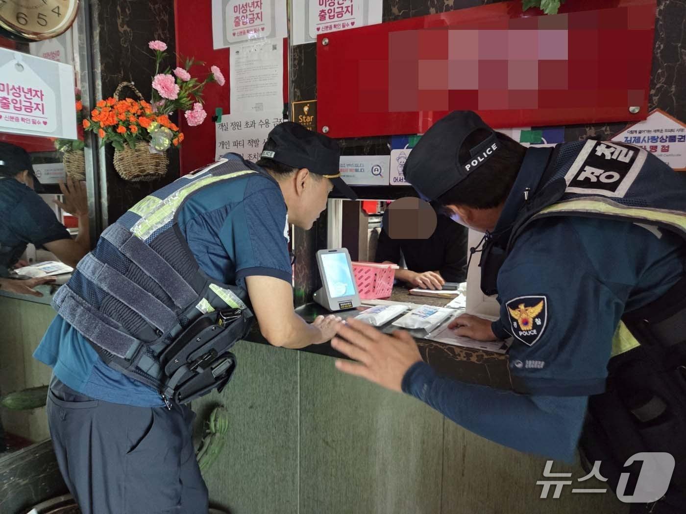 본문 이미지 - 전북경찰청 신종 보이스피싱 예방활동 사진.&#40;전북경찰청 제공. 재판매 및 DB금지&#41;