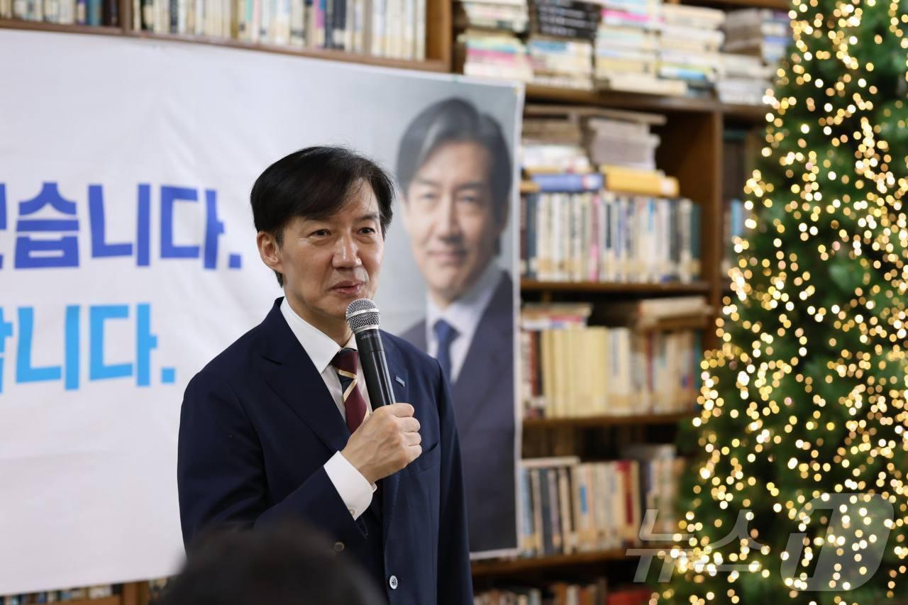 본문 이미지 - 조국 조국혁신당 혁신정책연구원장이27일 전북 고창군 책마을해리를 방문, 지지자들에 인사말을 하고 있다.&#40;조국혁신당제공. 재판매 및 DB금지&#41;2025.8.27뉴스1 ⓒ News1 유승훈 기자