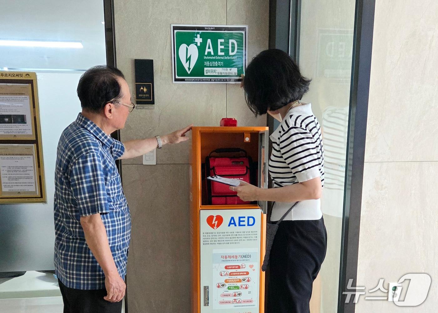 본문 이미지 - AED 감사하는 모습.&#40;과천시 제공&#41;