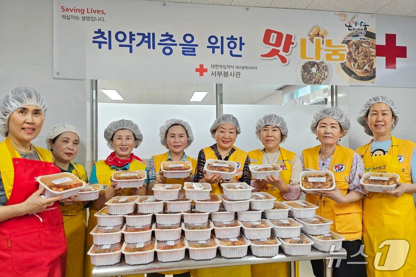 대한적십자사봉사회 수성구지구협의회 소속 회원들이 취약계층에게 반찬 전달 활동을 위해 단체 기념사진을 촬영하고 있다.(대한적십자사 대구지사.재판매 및 DB 금지)