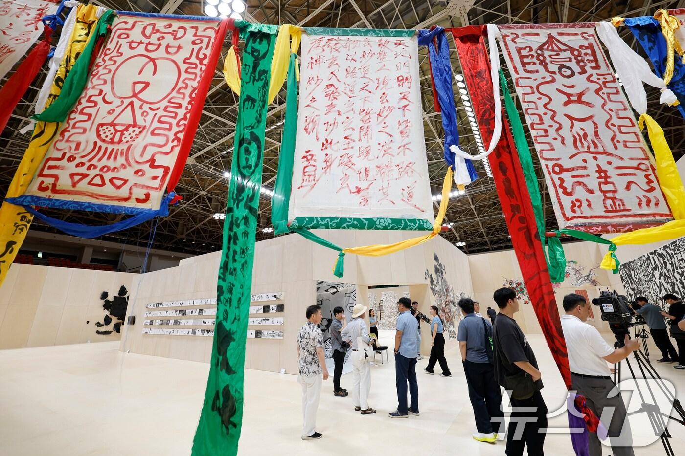 윤재갑 전남국제수묵비엔날레 총감독이 비엔날레 정식 개막에 앞서 27일 전남 목포 실내체육관에서 프레스 데이를 갖고 작품을 소개하고 있다.  2025.8.27/뉴스1 ⓒ News1 김태성 기자