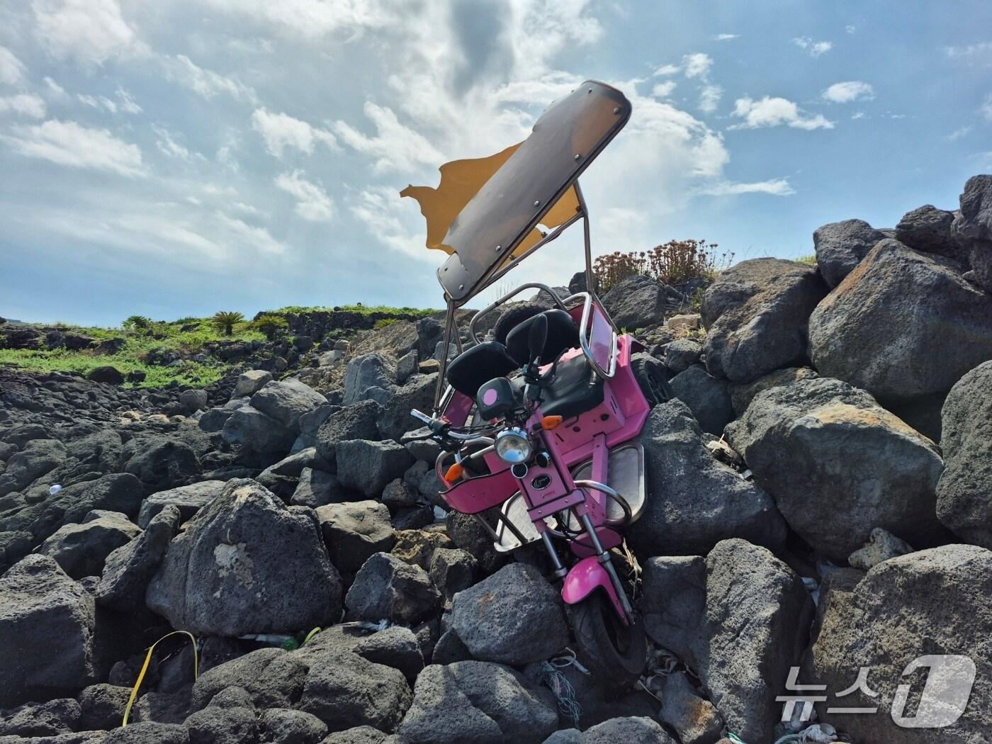 본문 이미지 - 27일 오후 제주 우도 비양도에서 전기 스쿠터가 갯바위로 추락해 탑승객 2명이 다쳤다.(제주도소방안전본부 제공. 재판매 및 DB 금지)