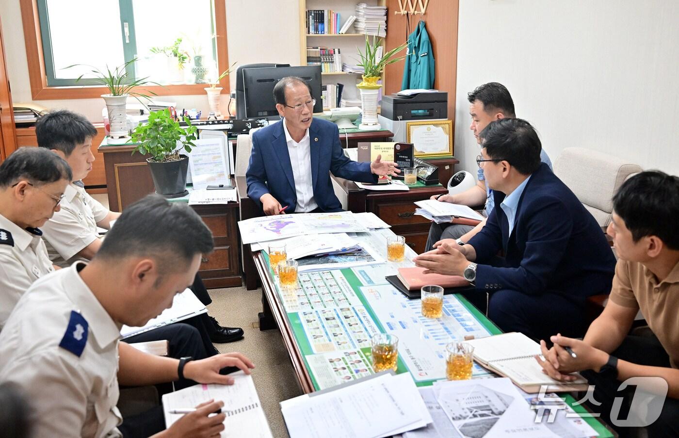 울산시의회 강대길 의원은 27일 의회 2층 의원연구실에서 소방본부, 울산도시공사 관계자들과 함께 ‘동구 남목권역 119안전센터 조속 추진’ 간담회를 가졌다.(울산시의회 제공. 재판매 및 DB금지)/뉴스1