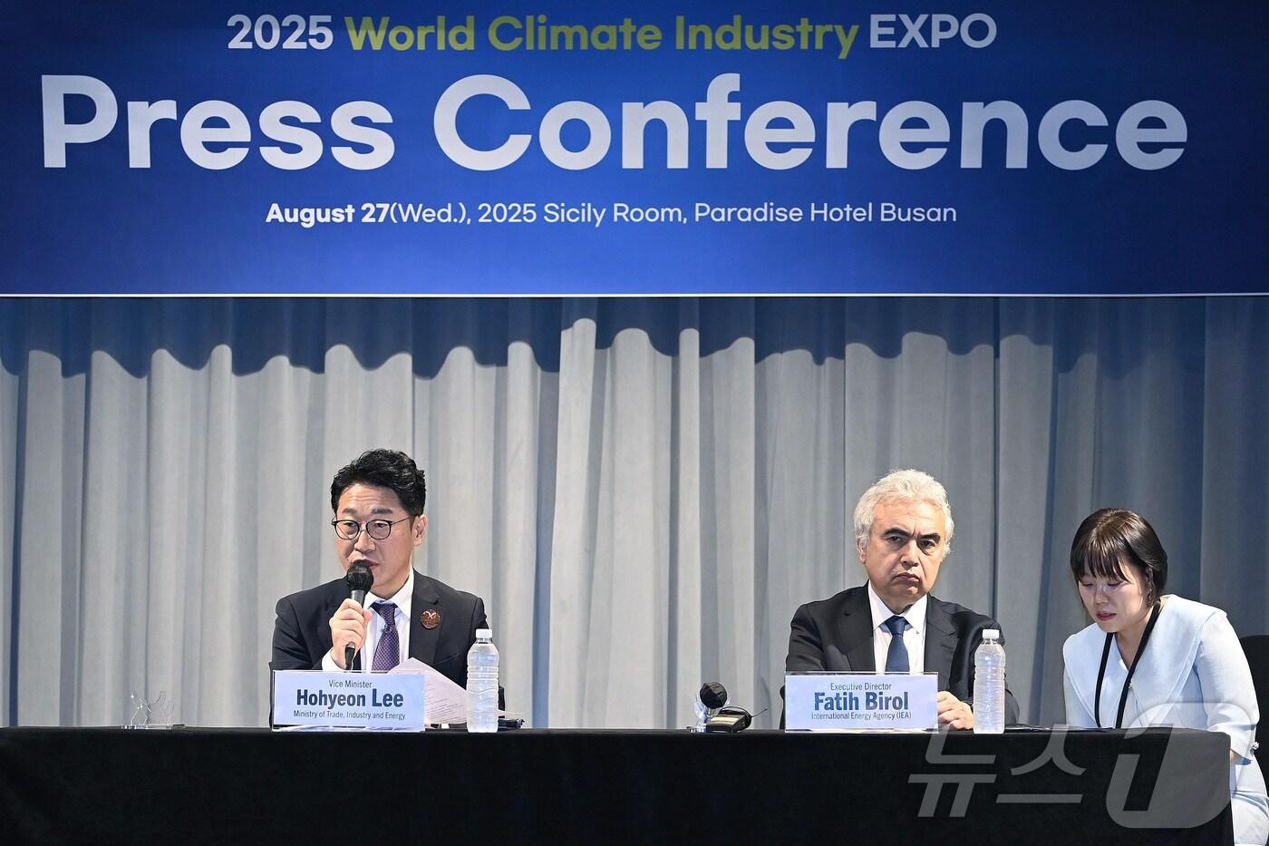 이호현 산업통상자원부 2차관은 27일 부산 해운대구 파라다이스호텔에서 열린 에너지슈퍼위크 관련 브리핑 기자회견에서 파티 비롤&#40;Fatih Birol&#41; 국제에너지기구&#40;IEA&#41; 사무총장과 발언하고 있다. &#40;산업통상자원부 제공. 재판매 및 DB 금지&#41; 2025.8.27/뉴스1