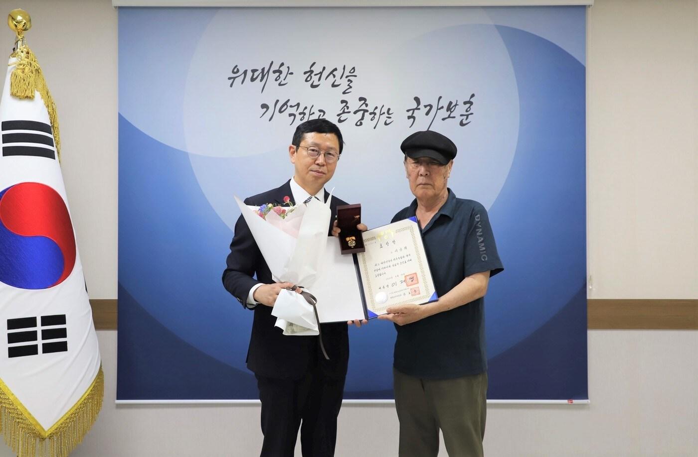 전종호 서울지방보훈청장이 27일 고(故) 이상휘 지사의 삼남 이정섭 씨와 기념촬영을 하고 있다.(서울지방보훈청 제공)