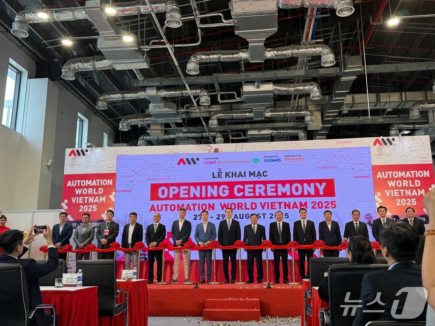 본문 이미지 - 중소기업기술정보진흥원과 코엑스가 베트남 호찌민에서 관계자들과 함께 &#39;제2회 베트남 스마트공장 엑스포&#39; 개막식을 하고 있다.&#40;중소기업기술정보진흥원 제공&#41;