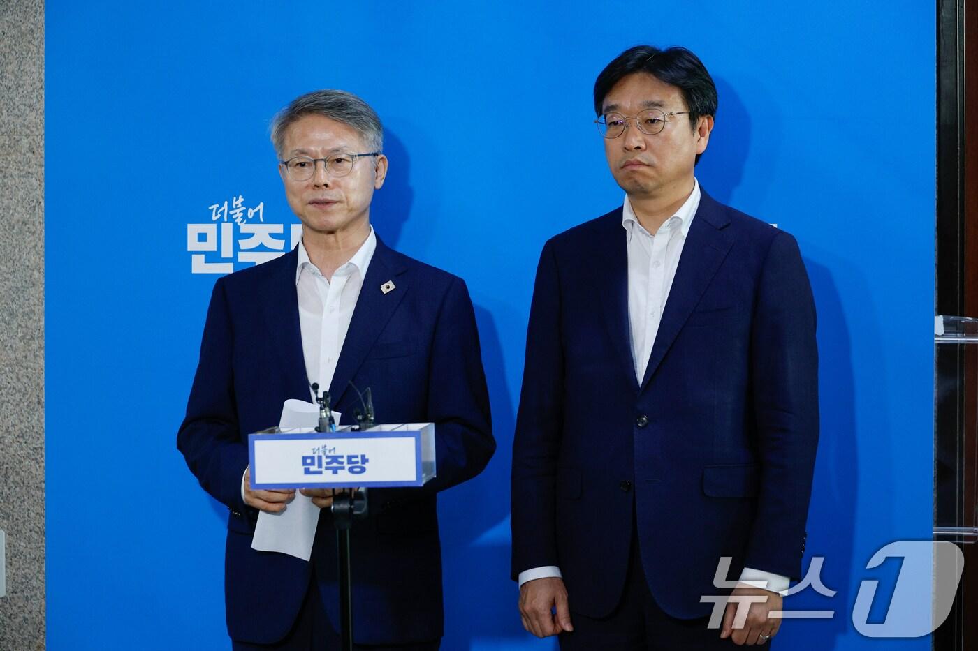 더불어민주당 국민주권 검찰 정상화 특별위원회 민형배 위원장(왼쪽)과 이용우 간사가 27일 오후 서울 여의도 국회에서 당정대 실무회의 및 검찰개혁 당론안 초안 등 관련 브리핑을 하고 있다. 2025.8.27/뉴스1 ⓒ News1 안은나 기자