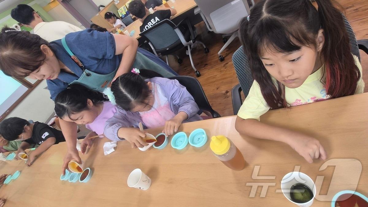 본문 이미지 - 청송군 안덕초등학교는 27일 전교생을 대상으로 알레르기질환 예방을 위한 ‘천연비누 만들기 체험 프로그램’을 열었다.&#40;인덕초 제공. 재판매 및 DB 금지&#41;/뉴스1