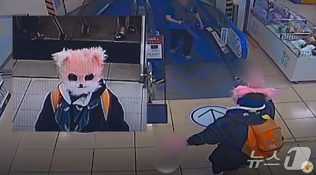 본문 이미지 - 용의자가 마트 직원을 위협하고 있는 모습.&#40;경찰청 유튜브 갈무리. 재판매 및 DB금지&#41;
