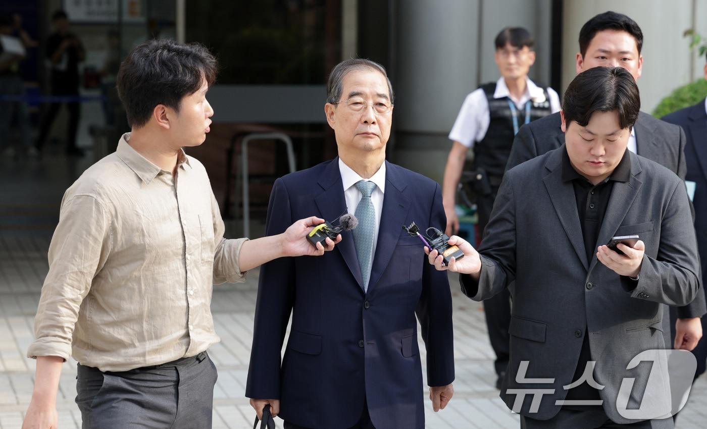 12·3 비상계엄 과정에서 윤석열 전 대통령의 내란 행위를 방조한 혐의를 받는 한덕수 전 국무총리가 27일 오후 서초구 서울중앙지방법원에서 열린 구속 전 피의자 심문(영장실질심사)에 출석하고 있다. 2025.8.27/뉴스1 ⓒ News1 신웅수 기자