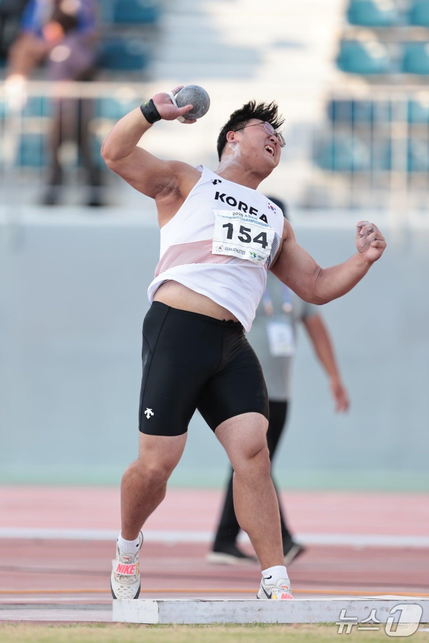 본문 이미지 - 육상 포환던지기 기대주 박시훈이 27일 중국 바우터우에서 열린 한중일 주니어종합경기 대회에서 힘차게 포환을 던지고 있다. (대한육상연맹 제공)