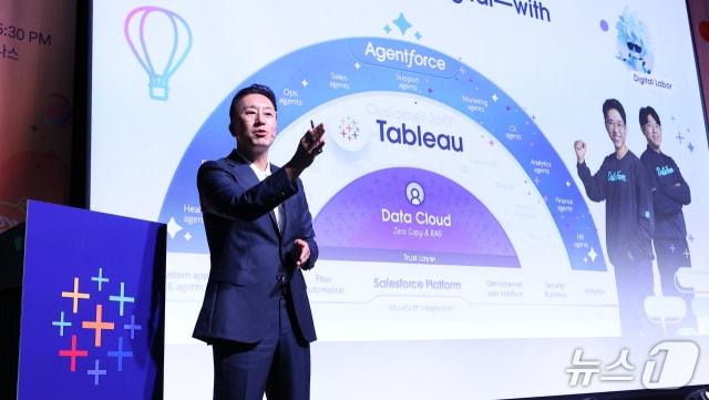 본문 이미지 - 박세진 세일즈포스코리아 대표가 27일 서울 강남시 그랜드 인터컨티넨털 서울 파르나스에서 열린 연간 최대 규모의 데이터 콘퍼런스 태블로 데이터 페스트 코리아 2025에서 발언하고 있다.&#40;세일즈포스 코리아 제공&#41;