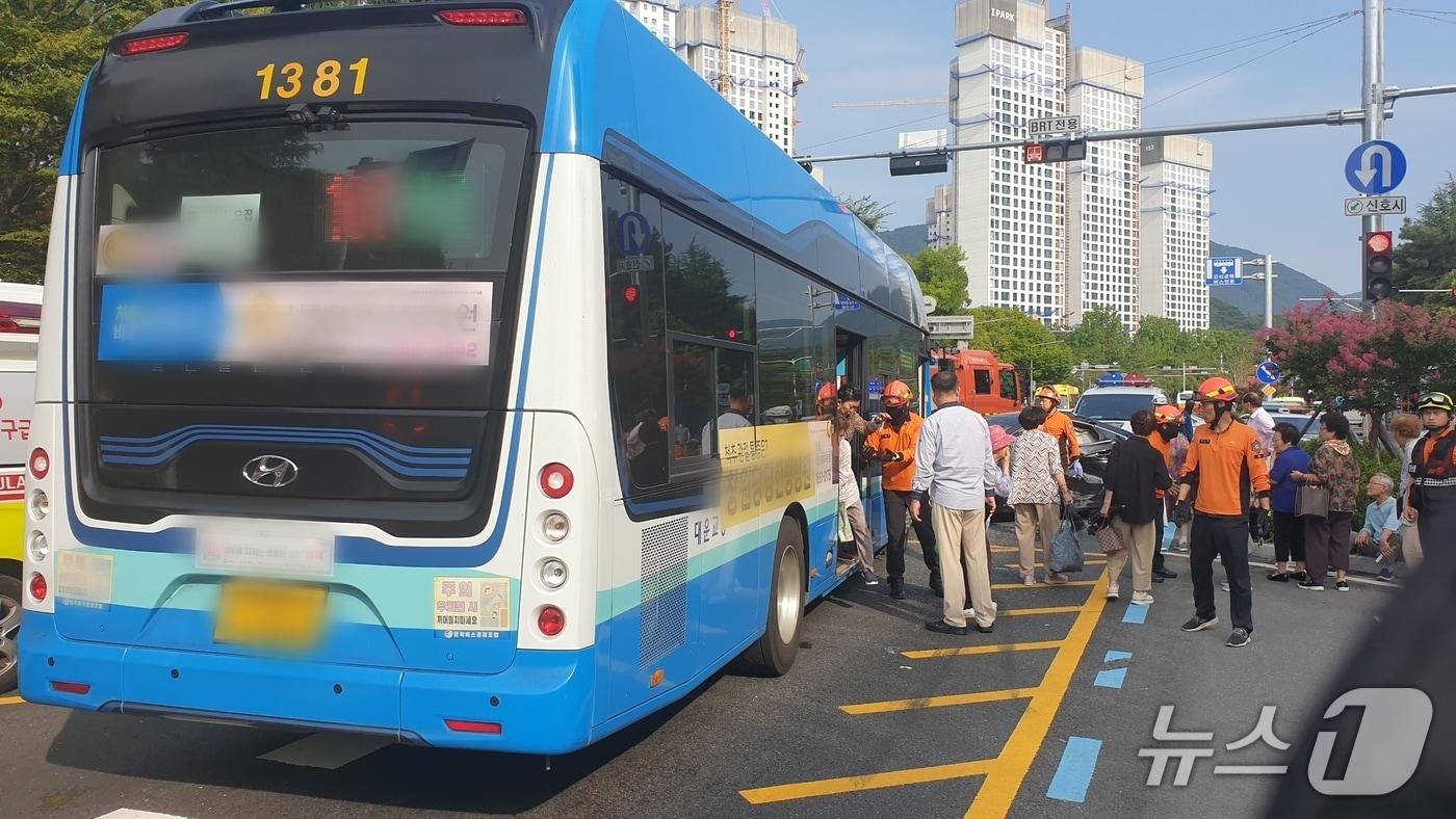 27일 오후 4시 10분쯤 경남 창원시 성산구 상남동 시민생활체육관 교차로에서 시내버스와 그랜저 승용차가 충돌해 버스 승객 8명이 병원에 이송됐다. 사진은 사고 현장 모습.&#40;창원소방본부 제공. 재판매 및 DB금지&#41;