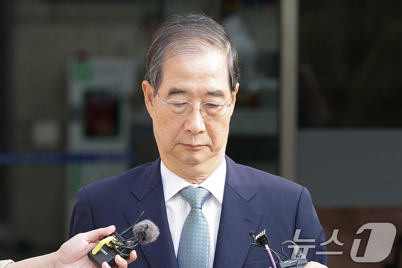 12·3 비상계엄 과정에서 윤석열 전 대통령의 내란 행위를 방조한 혐의를 받는 한덕수 전 국무총리가 27일 오후 서초구 서울중앙지방법원에서 열린 구속 전 피의자 심문(영장실질심사)을 마친 후 호송차에 탑승하고 있다. 2025.8.27/뉴스1 ⓒ News1 신웅수 기자