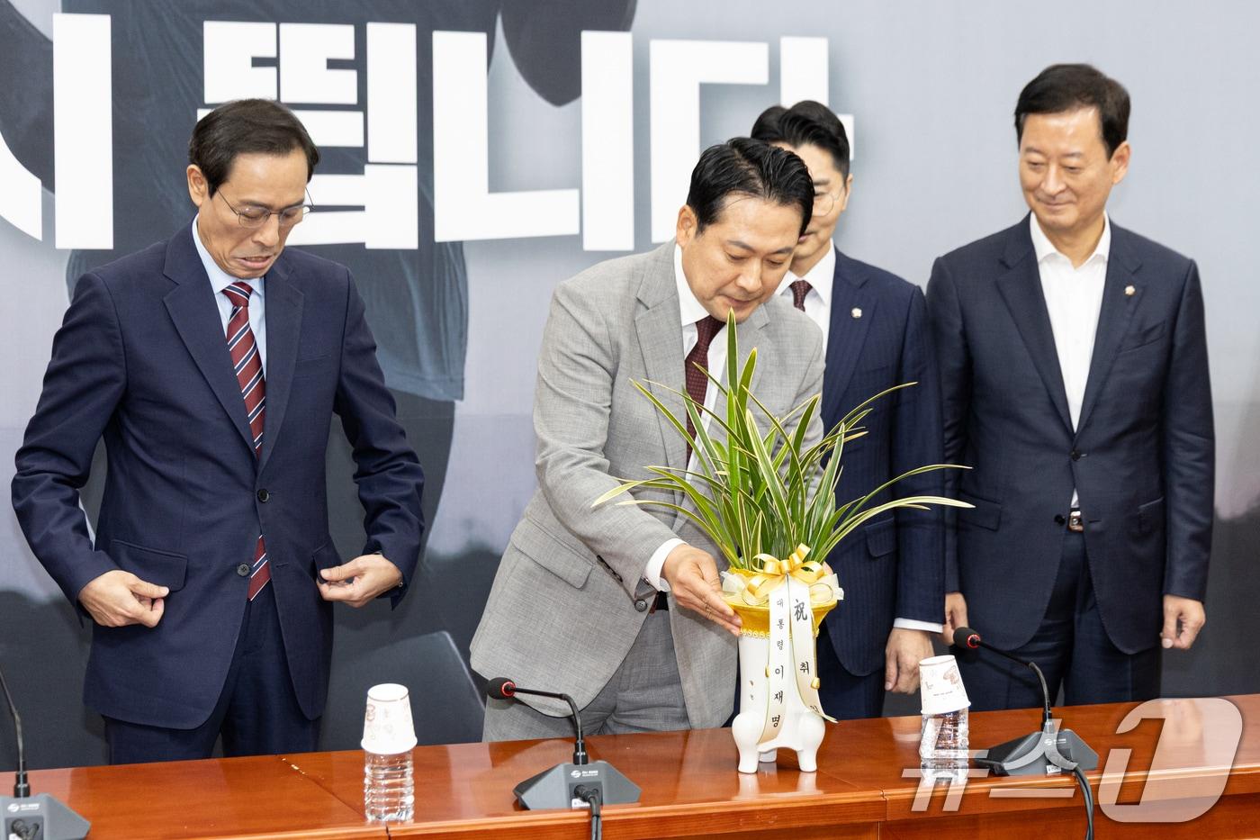 장동혁 국민의힘 신임 당대표가 지난 27일 서울 여의도 국회에서 우상호 대통령실 정무수석에게 받은 대통령 축하 난은 살펴보고 있다. 2025.8.27/뉴스1 ⓒ News1 이승배 기자