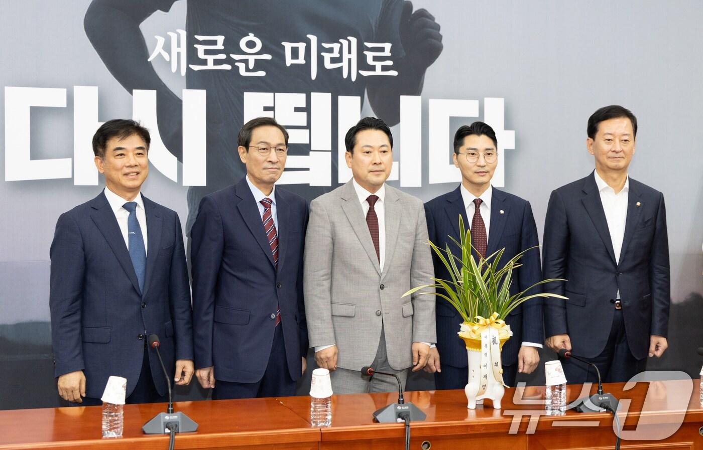 장동혁 국민의힘 신임 당대표가 27일 오후 서울 여의도 국회에서 우상호 대통령실 정무수석을 접견하고 있다. 2025.8.27/뉴스1 ⓒ News1 이승배 기자