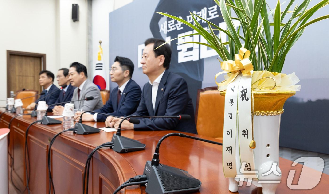 장동혁 국민의힘 신임 당대표가 27일 오후 서울 여의도 국회에서 우상호 대통령실 정무수석을 접견하고 있다. 2025.8.27/뉴스1 ⓒ News1 이승배 기자