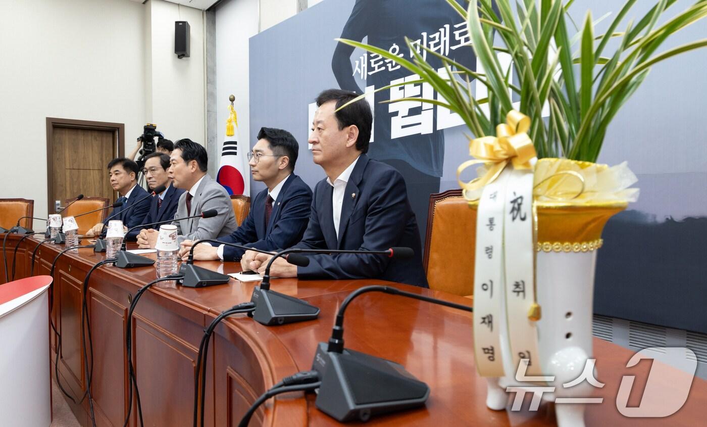 장동혁 국민의힘 대표가 지난 27일 오후 서울 여의도 국회에서 우상호 대통령실 정무수석을 접견하고 있다. 2025.8.27/뉴스1 ⓒ News1 이승배 기자