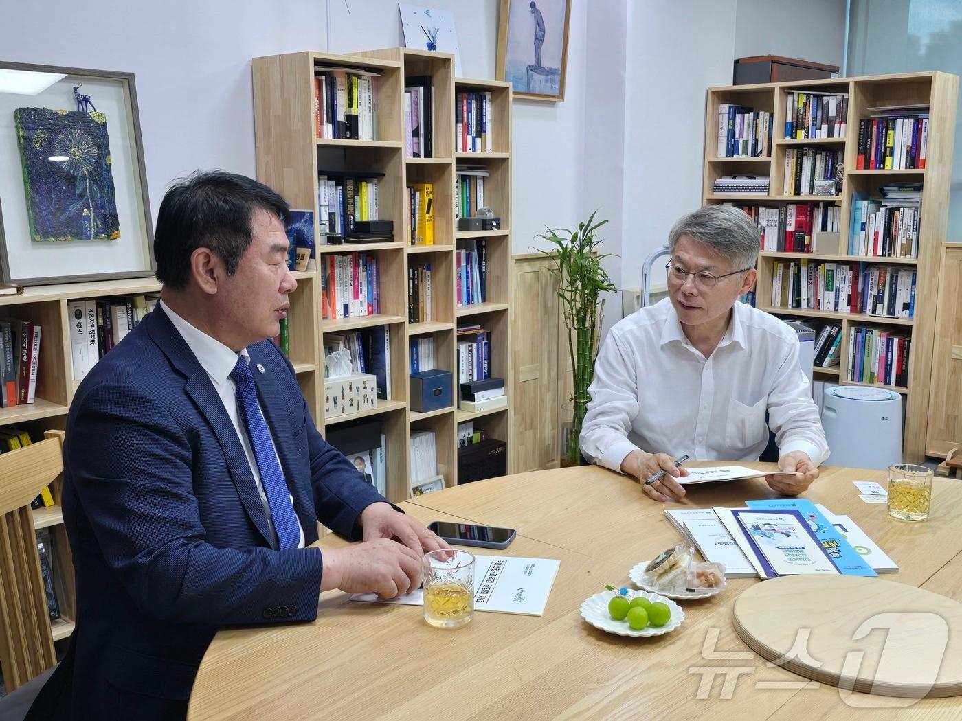 본문 이미지 - 이정선 광주시교육감이 27일 국회를 방문해 광주지역 국회의원인 민형배, 박균택, 안도걸, 정진욱, 정준호 의원 등과 잇따라 만나 광주교육 발전을 위해 협력해줄 것을 요청했다. 민형배 의원과 만나는 이 교육감.&#40;광주시교육청 제공. 재배포 및 DB 금지&#41;