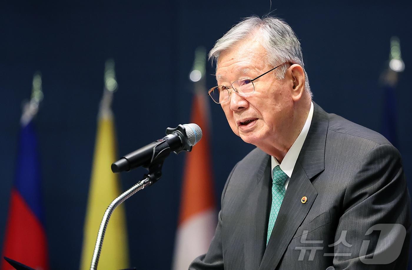 이중근 부영그룹 회장 겸 우정교육문화재단 이사장이 27일 오후 서울 중구 대한상공회의소에서 열린 ‘2025년 2학기 외국인 장학금 수여식’에서 인사말을 하고 있다. 2025.8.27/뉴스1 ⓒ News1 김진환 기자