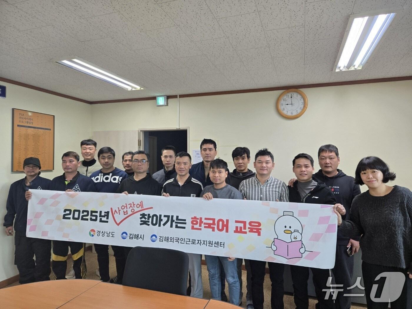 본문 이미지 - 경남 김해시가 운영 중인 &#39;찾아가는 한국어 교실&#39;이 성과를 내고 있다. 사진은 해당 사업에 참여 중인 외국인 근로자 모습.&#40;김해시 제공. 재판매 및 DB금지&#41;