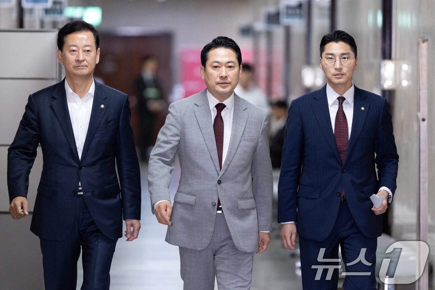 장동혁 국민의힘 대표가 지난 27일 오후 서울 여의도 국회에서 우상호 대통령실 정무수석을 접견하기 위해 발걸음을 옮기고 있다. 2025.8.27/뉴스1 ⓒ News1 이승배 기자