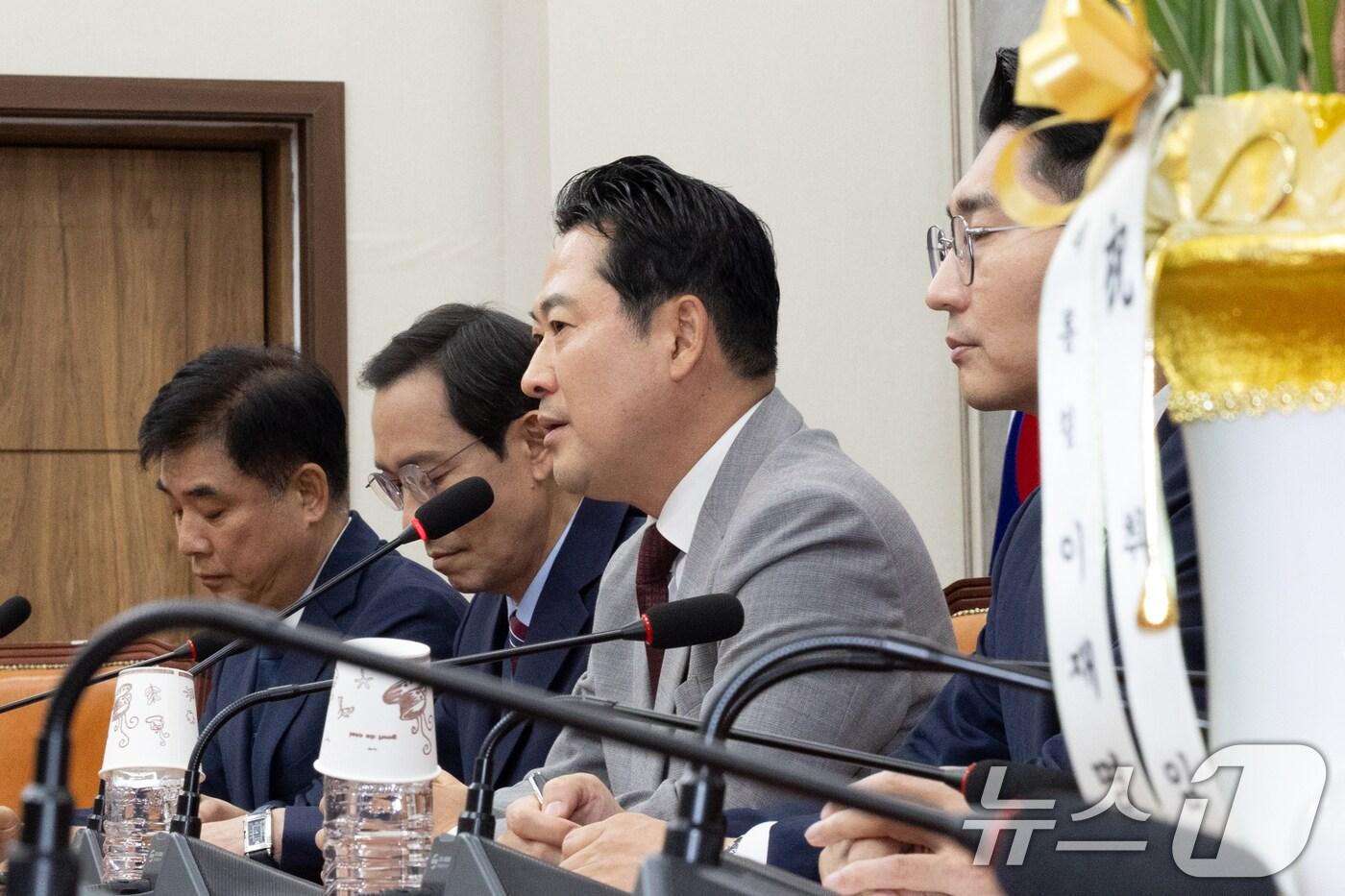 장동혁 국민의힘 신임 당대표가 27일 오후 서울 여의도 국회에서 우상호 대통령실 정무수석을 접견하고 있다. 2025.8.27/뉴스1 ⓒ News1 이승배 기자