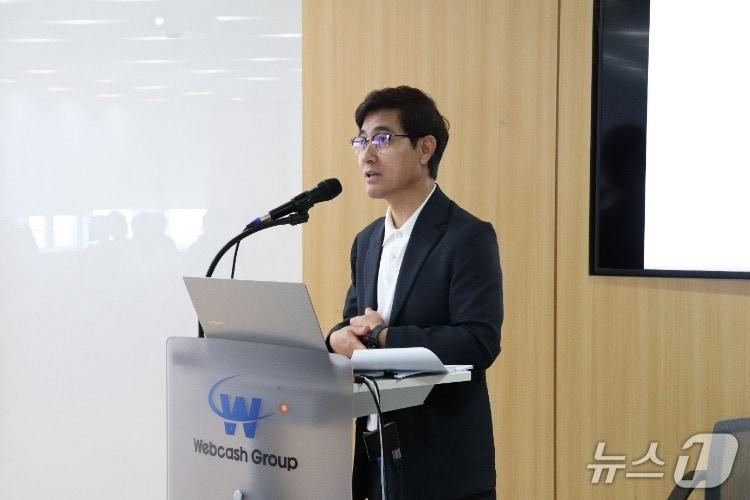 본문 이미지 - 김종현 쿠콘 대표가 2025년 상반기 실적 및 향후 전략을 발표하고 있다.&#40;쿠콘 제공&#41;