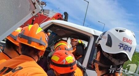본문 이미지 - 27일 낮 12시 53분쯤 강원 강릉시 연곡면 연곡교차로 도로 램프 구간(도로 출입구)에서 1톤 화물차 1대가 옹벽을 충돌, 화물차 운전자인 남성 A 씨(73)가 숨지는 사고가 발생했다. (강원도소방본부 제공. 재판매 및 DB금지) 2025.8.27/뉴스1