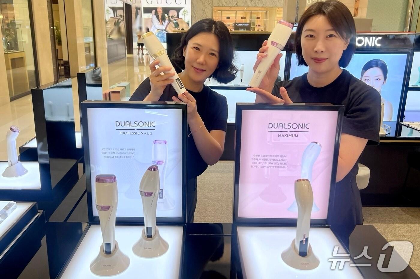 신세계백화점 센텀시티 관계자들이 듀얼 소닉 기기를 소개하고 있다.(신세계 센텀시티 제공. 재판매 및 DB 금지)