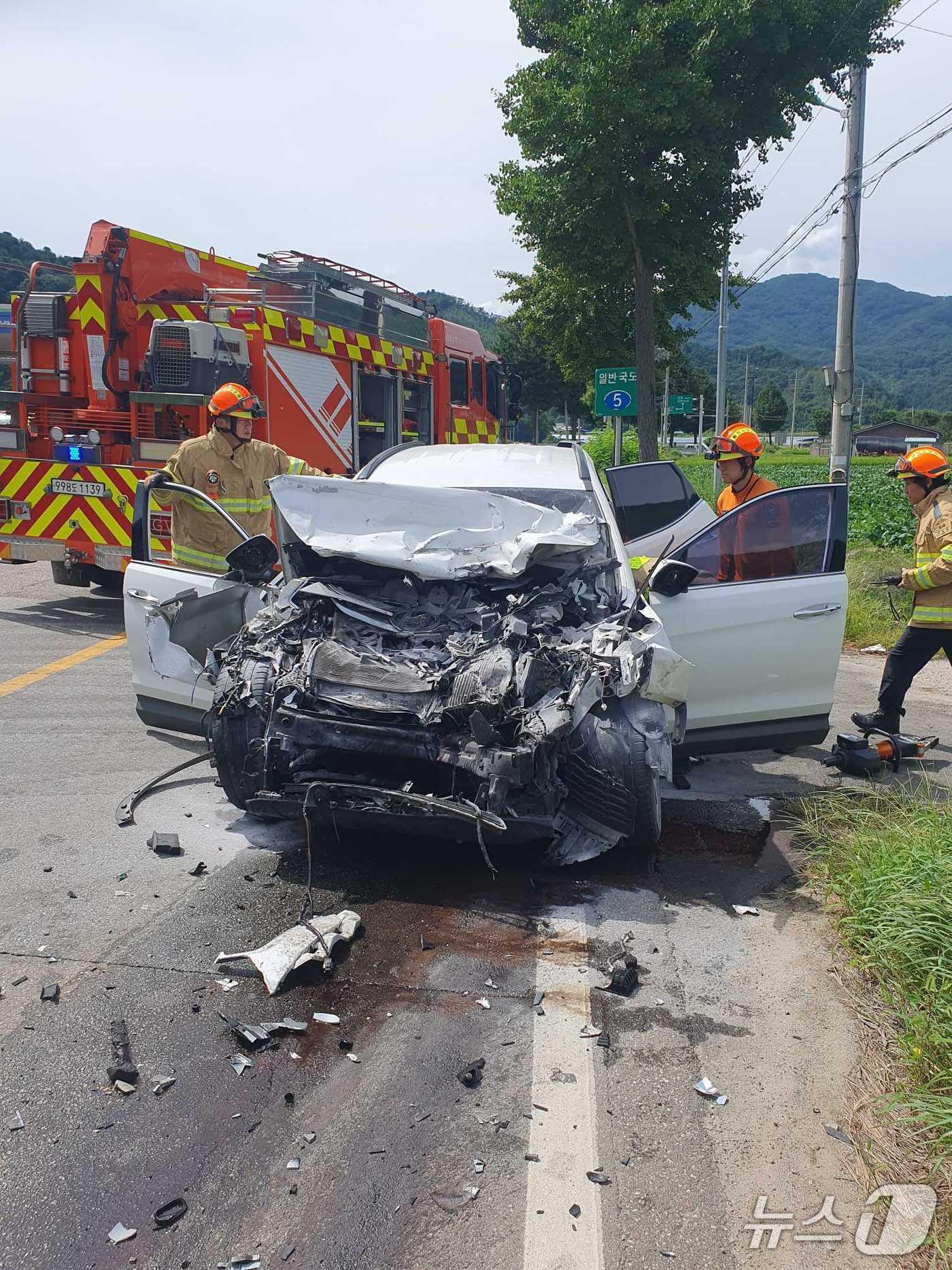 본문 이미지 - 27일 오후 1시 22분쯤 강원 화천군 상서면 한 주유소 주변 5번 국도에서 레미콘과 싼타페 차량이 충돌해 싼타페 운전자인 남성 A 씨(64)가 숨지는 사고가 발생했다. (강원도소방본부 제공. 재판매 및 DB금지) 2025.8.27/뉴스1