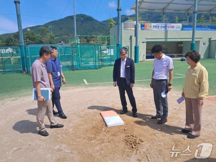 본문 이미지 - 27일 김영식 고창군 부군수가 전북도민체전을 보름 앞두고 경기장을 점검하고 있다.&#40;고창군 제공. 재판매 및 DB금지&#41;