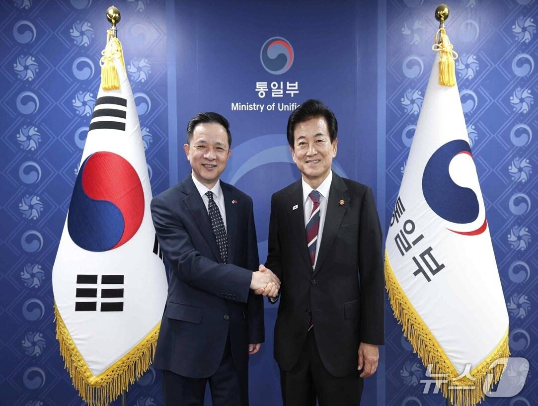 본문 이미지 - 정동영 통일부 장관과 다이 빙 주한 중국대사가 27일 서울정부청사에서 접견하고 있다.(통일부 제공)