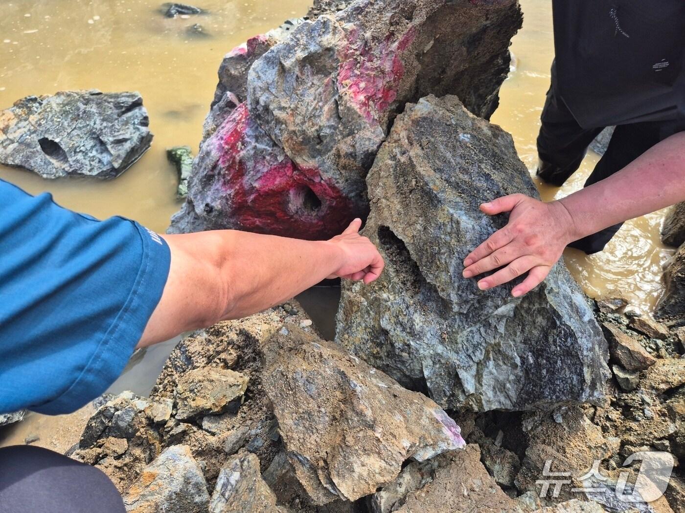 본문 이미지 - 지난 26일 아산 약봉천 바위에서 발견된 폭발물을 제거한 모습.(아산경찰서 제공. 재판매 및 DB금지)