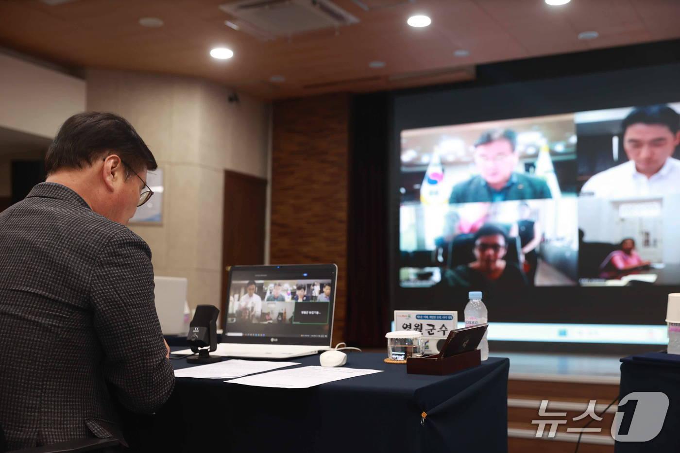 강원 영월군이 27일 군청 대회의실에서 화상회의 방식으로 스리랑카 외교해외고용관광부와 외국인 계절근로자 도입을 위한 업무협약&#40;MOU&#41;을 맺었다. &#40;영월군 제공. 재판매 및 DB금지&#41; 2025.8.27/뉴스1