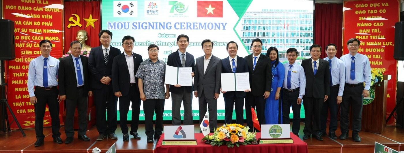 김태흠 지사(가운데)가 천안 연암대-농람대 간 업무협약을 마친 뒤 양 대학 관계자들과 기념촬영을 하고 있다.(충남도 제공. 재판매 및 DB금지)/뉴스1