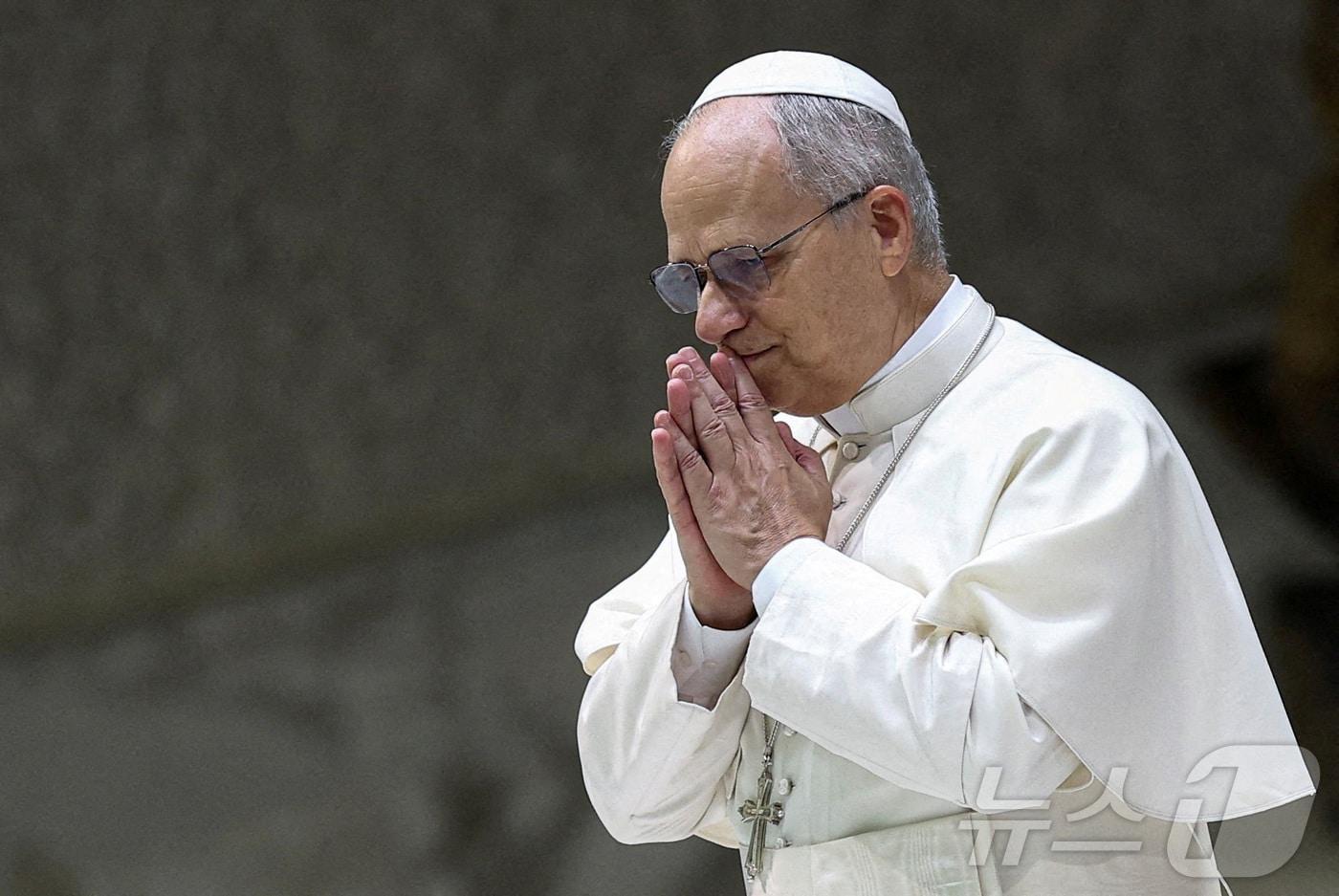 교황 레오14세가 27일&#40;현지시간&#41; 바티칸의 바오로 6세 홀에서 열린 주간 일반 알현에서 기도를 올리고 있다. 2025.08.27 ⓒ 로이터=뉴스1 ⓒ News1 이지예 객원기자