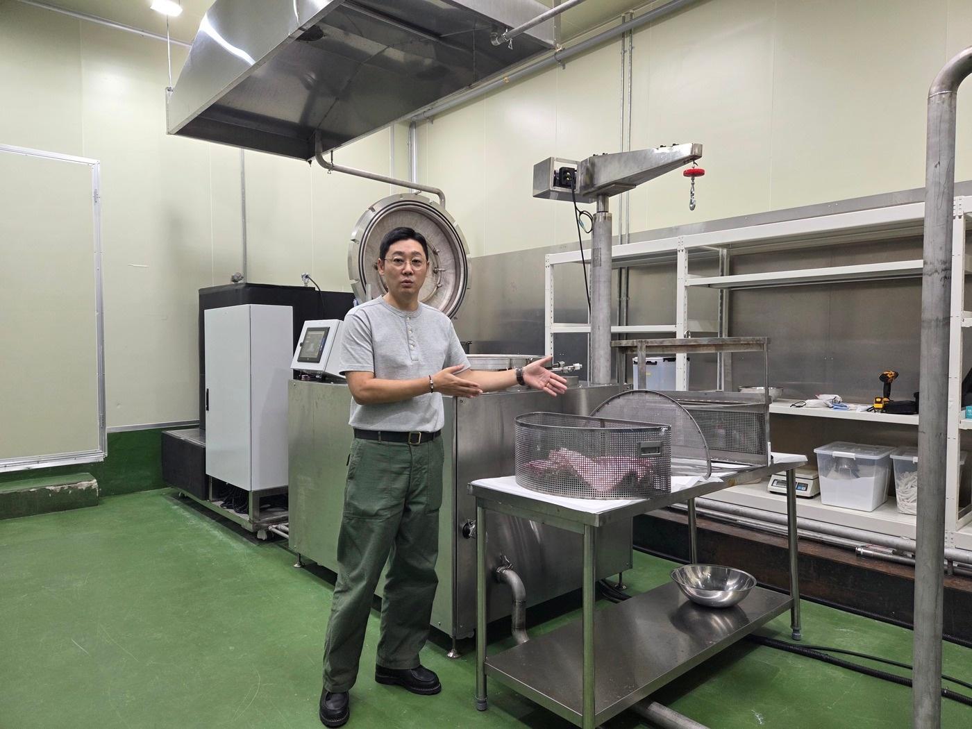 본문 이미지 - 박양세 네오메이션 대표가 수분해장치 NP40 앞에서 설명하고 있다. ⓒ 뉴스1 한송아 기자