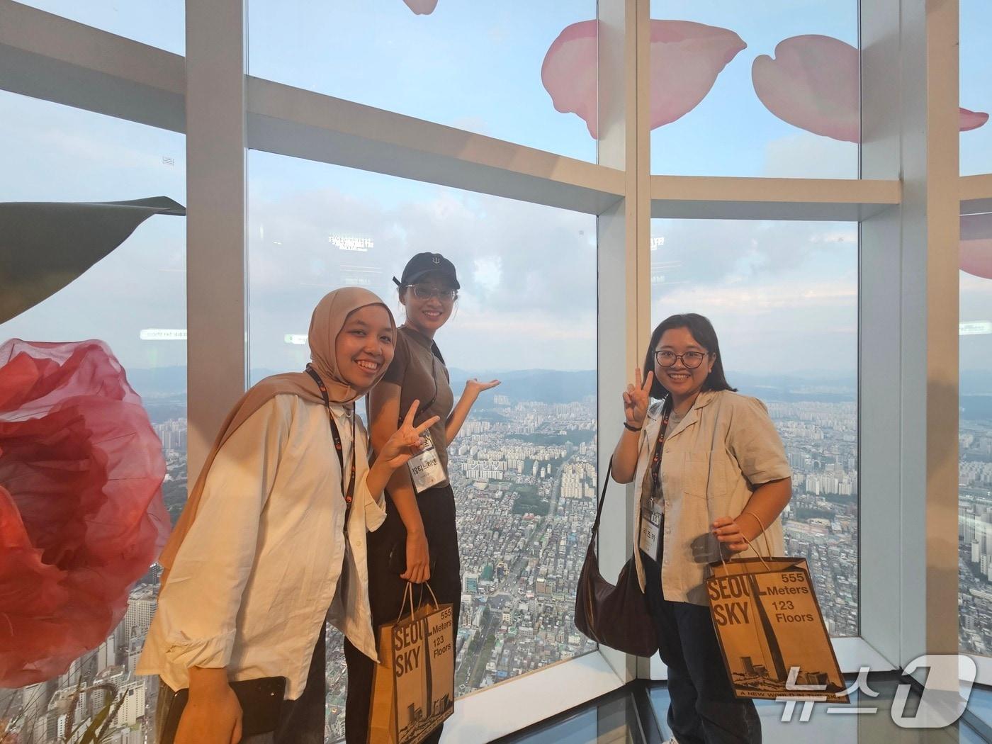 본문 이미지 -  27일 외국인을 대상으로 한 &#39;2025 K-브랜드 글로벌 캠프&#39;에서 서울 잠실 롯데월드타워 &#39;서울 스카이&#39;를 찾은 외국인 참가자들. /뉴스1 ⓒ News1 유채연 기자